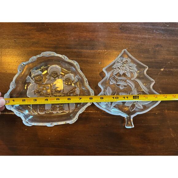 Christmas/Holiday Etched Glass Dishes, Carolers & A Christmas Tree - Picture 4 of 6